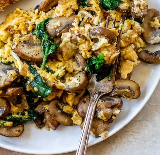 Keto-Brunch, Eier und Pilze