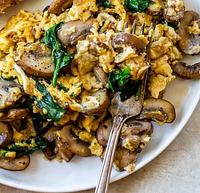 Brunch keto de huevos y hongos.